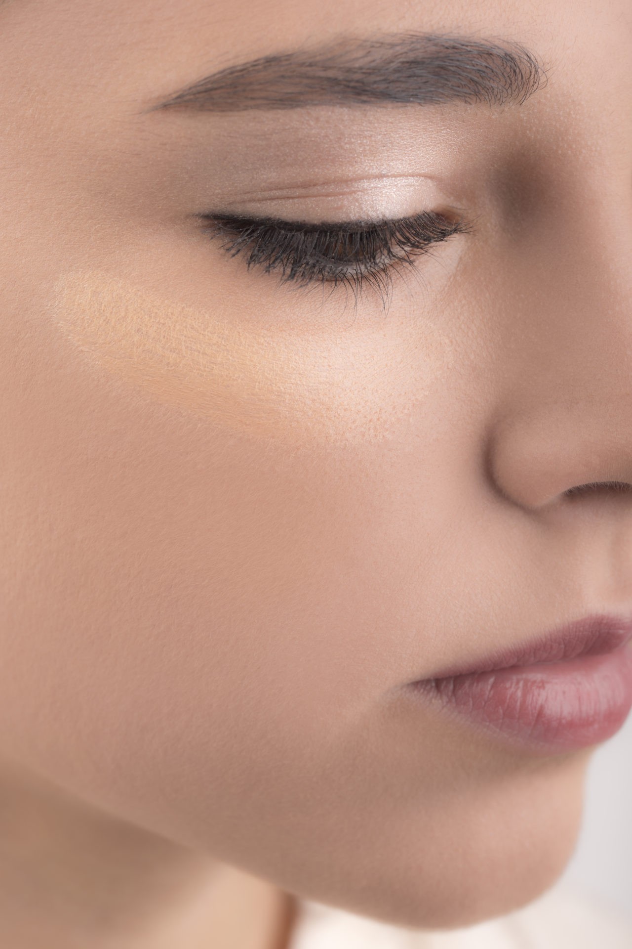 CORRECTOR/CONCEALER OSCURO/CARAMEL 4GR - Imagen 2