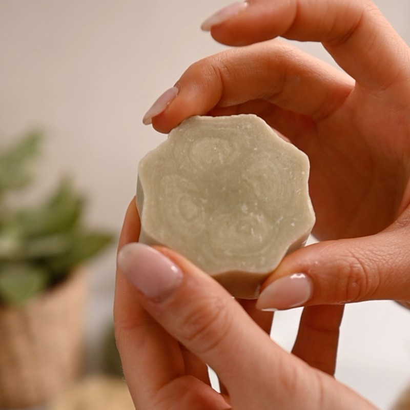 Limpiador Facial Sólido Delicado Sin residuo 64gr Ecologico · Officina Naturae - Imagen 2